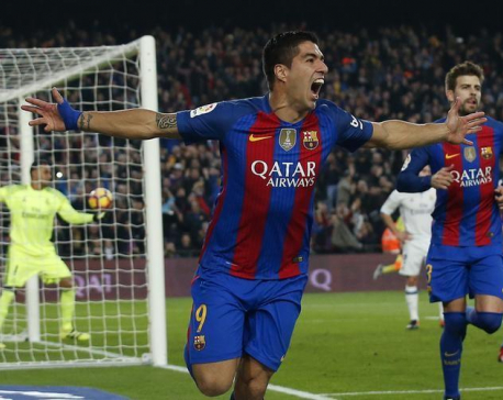 Suarez to be offered new contract, says Barcelona president